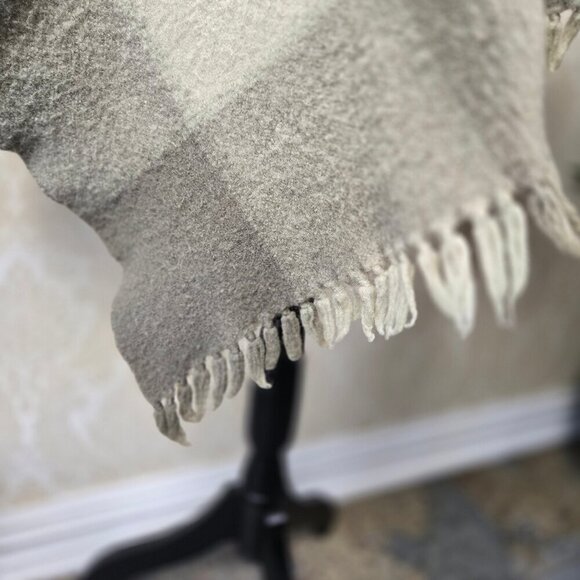 Large Scale Green Plaid Wool Lap Blanket with Fringed Ends Scarf Wrap - Picture 2 of 5